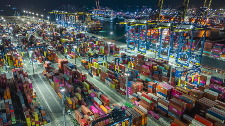 Terminal portuaire de nuit — risques industriels et commerciaux